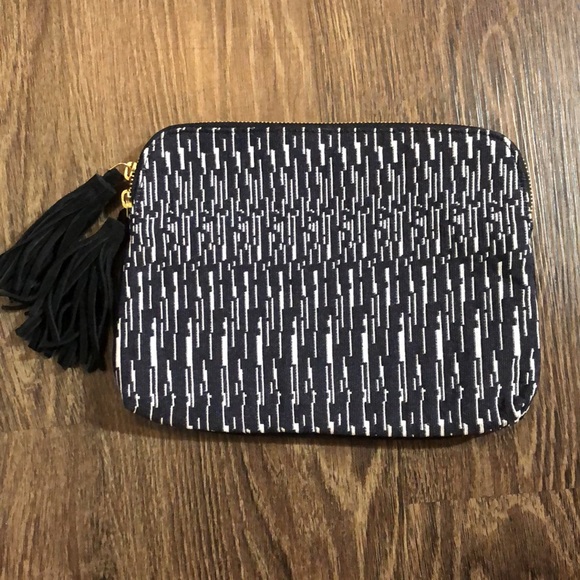 Bloom & Give Kavya Clutch - Picture 6 of 11